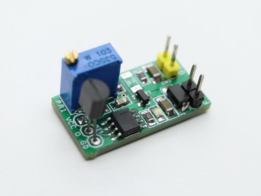 Cooling Fan Controller Using Temperature Sensor LM35 - Electronics-Lab.com